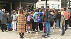 Der französische Bildungs- und Jugendminister Pap Ndiaye bei einer Schweigeminute mit Schülern einer Mittelschule in Albertville