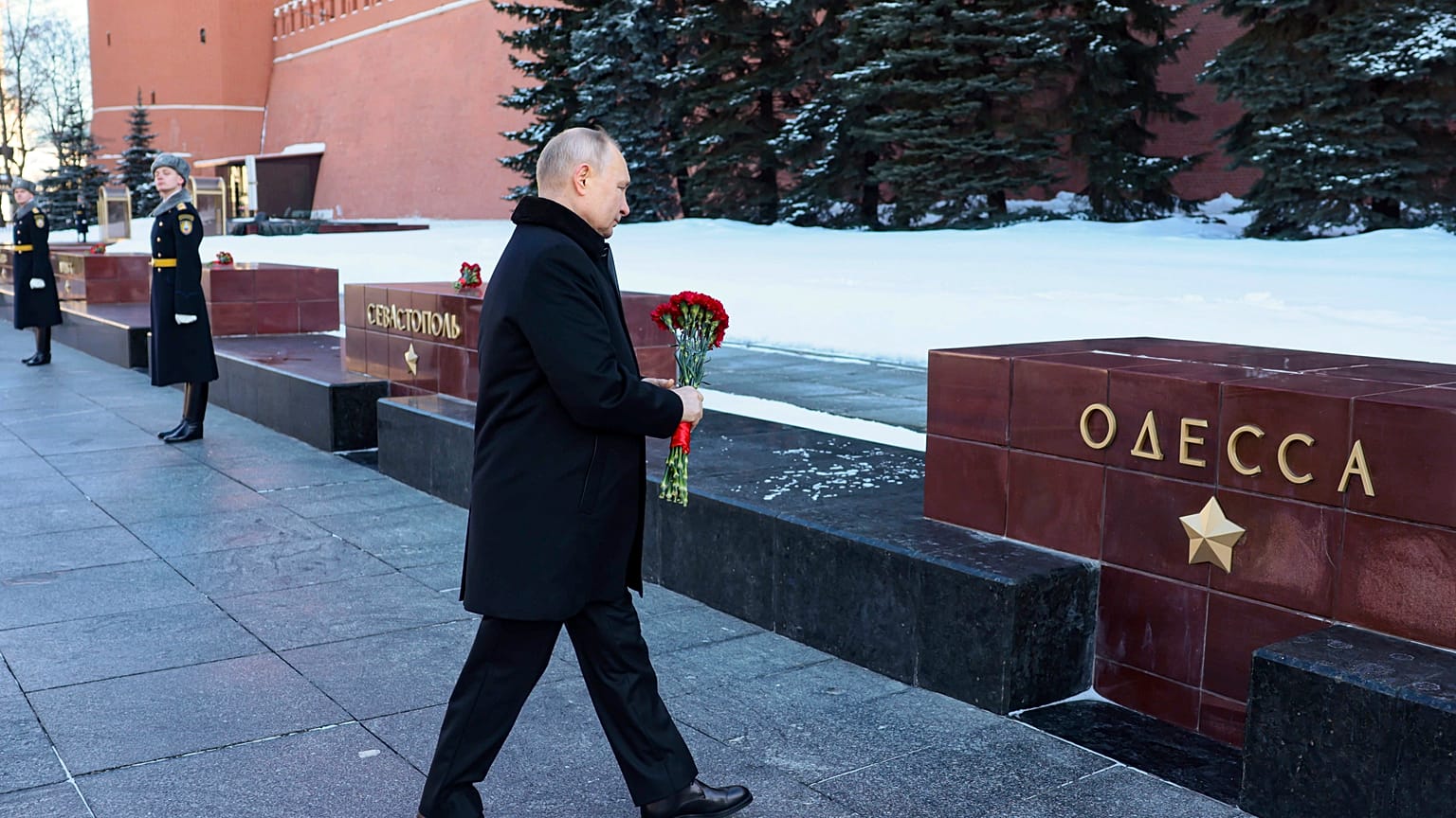 23 февраля Владимир Путин возложил цветы на аллее городов-героев и городов воинской славы