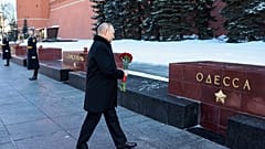 23 февраля Владимир Путин возложил цветы на аллее городов-героев и городов воинской славы