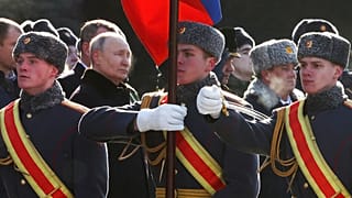 Am Tag des "Vaterlandsverteidigers" legt der russische Präsident Putin einen Kranz am Grab des Unbekannten Soldaten im Alexandergarten nieder.
