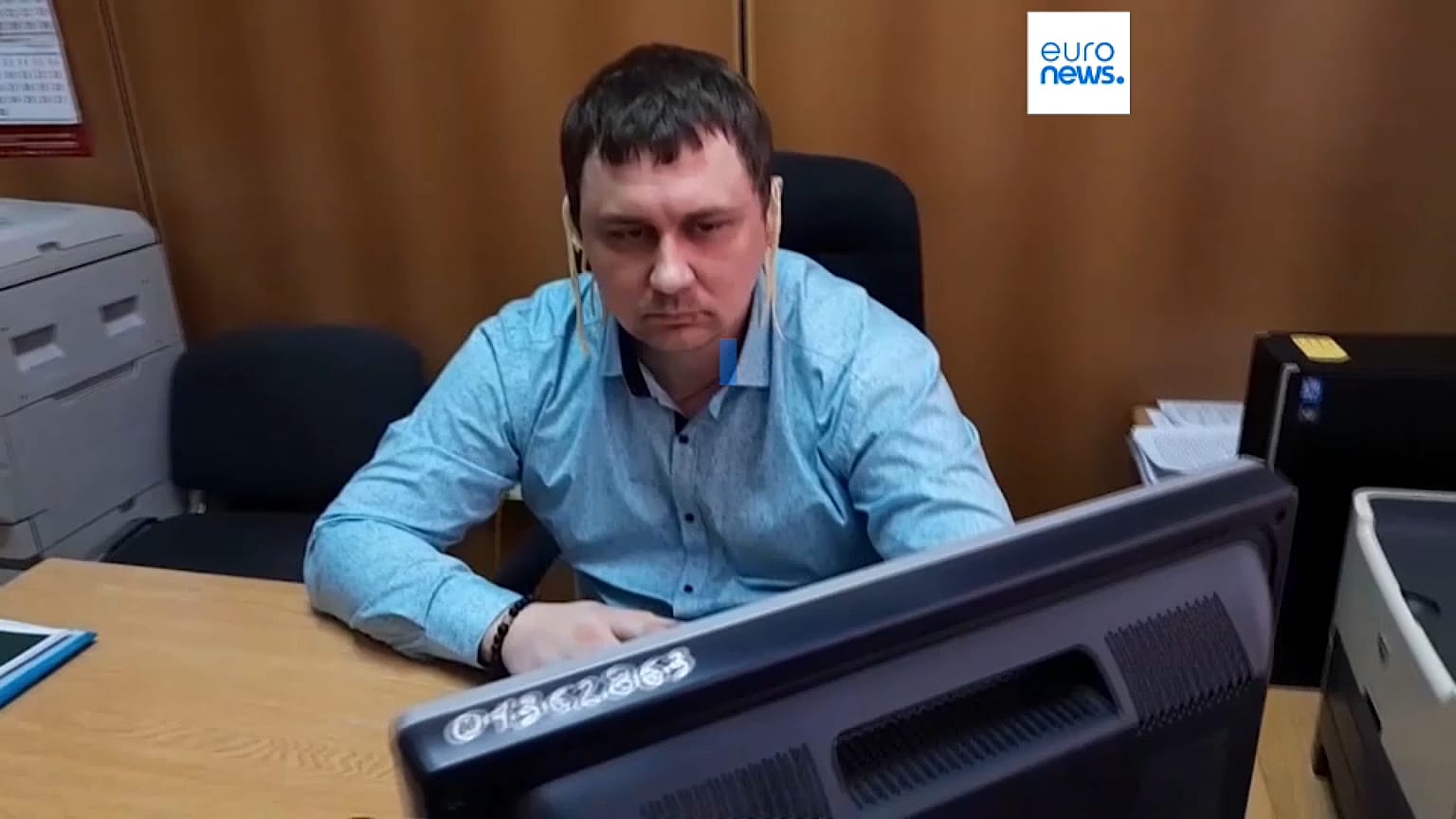 Депутат Абдалкин слушает послание Путина