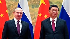 Çin Devlet Başkanı Şİ Cinping (sağda) ve Rusya Devlet Başkanı Vladimir Putin 4 Şubat 2022'de buluştu