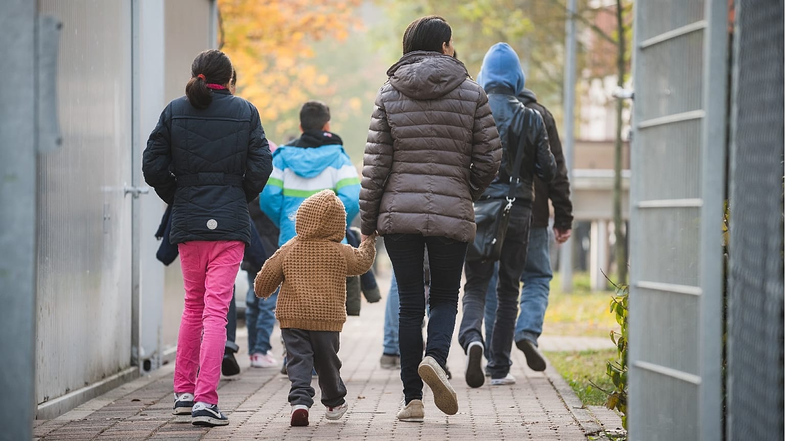 Refugiados passam por um centro de deportação em Bamberg