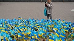 Eine Frau vor dem Denkmal für die Gefallenen des Krieges in der Nähe des Maidan-Platzes im Zentrum von Kiew