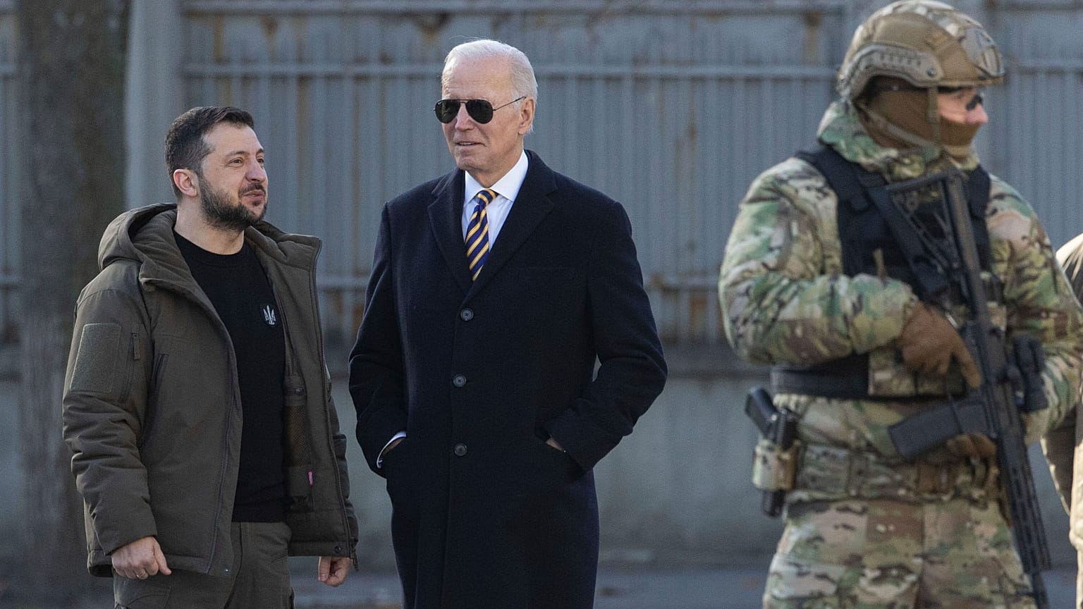 Presidente dos EUA, Joe Biden, ao lado do Presidente ucraniano durante a sua visita a Kiev, esta semana