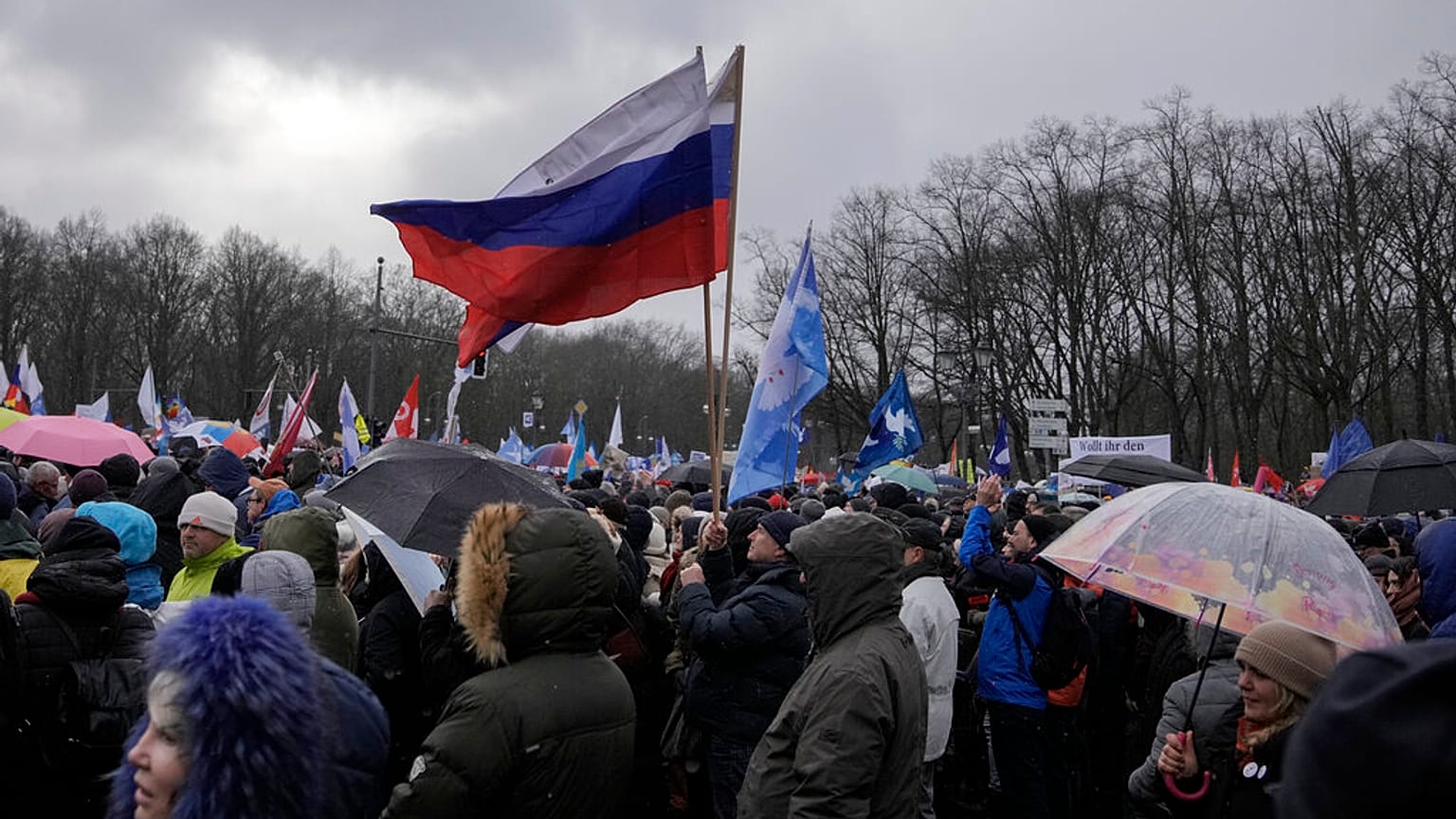 Auf von Sahra Wagenknecht und Alice Schwarzer initiierten Friedensdemo in Berlin - mit russischen Fahnen