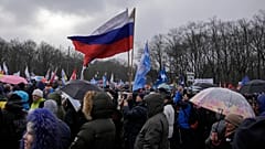 Auf von Sahra Wagenknecht und Alice Schwarzer initiierten Friedensdemo in Berlin - mit russischen Fahnen