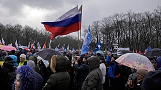 Auf von Sahra Wagenknecht und Alice Schwarzer initiierten Friedensdemo in Berlin - mit russischen Fahnen