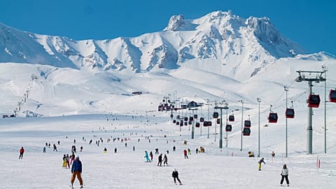 Türkiye’s Erciyes ski resort features 112 km of slopes and is located on one of the highest peaks in Anatolia.
