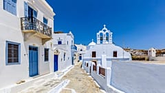 Tauschen Sie Santorin gegen Amorgos mit seinen idyllischen weiß-blauen Häusern 