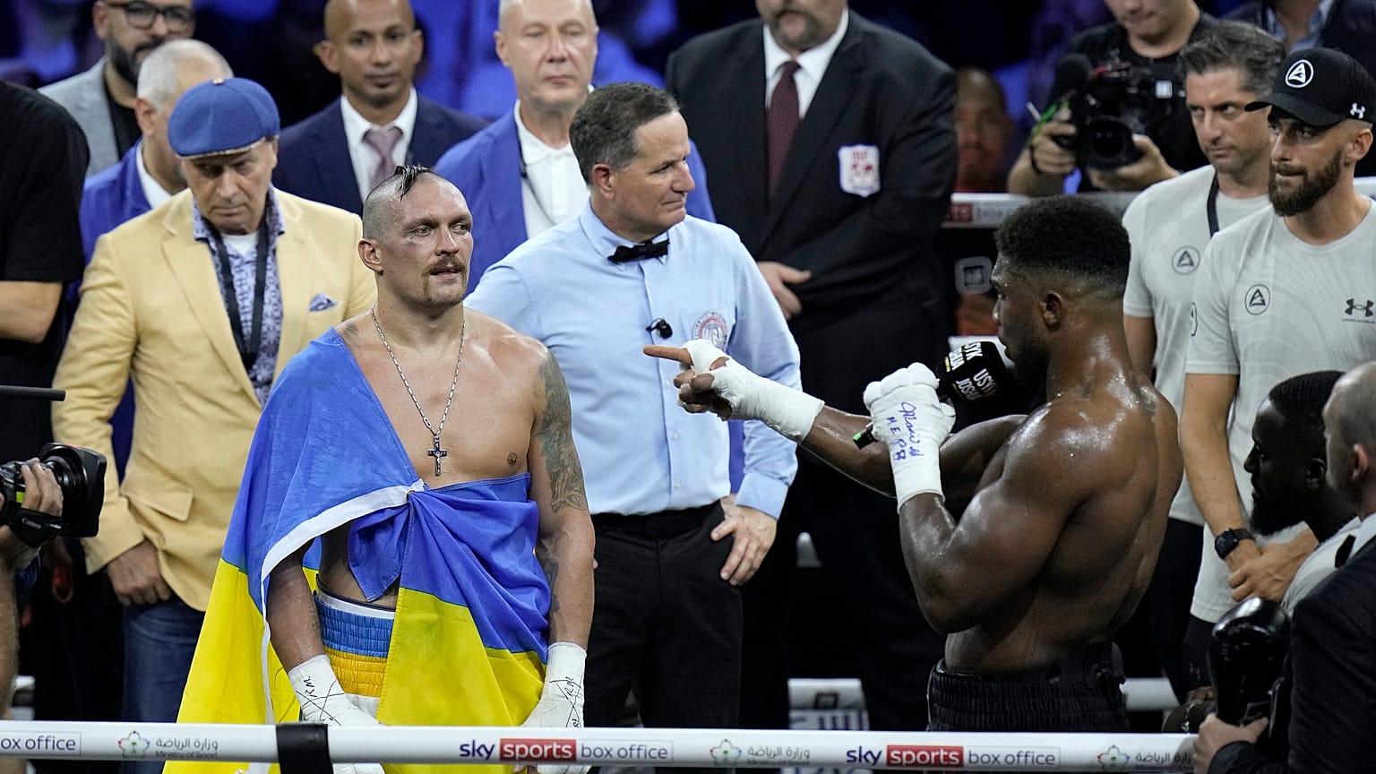 Der ukrainische Schwergewichtsboxer Oleksandr Usyk in die Farben seines Landes gehüllt, nach seinem Kampf gegen den Briten Anthony Joshua im August 2022.