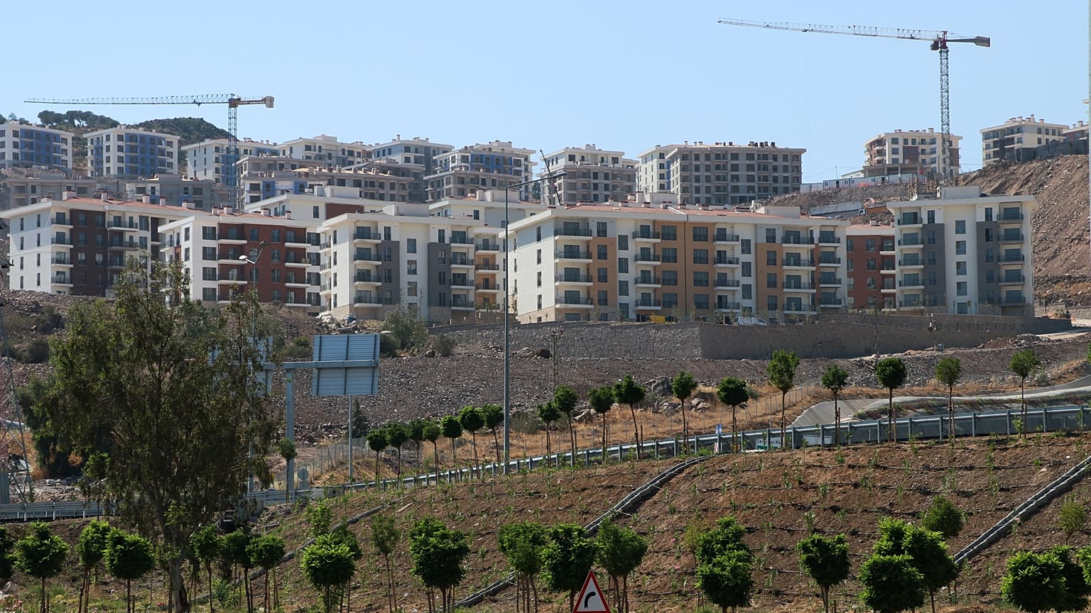 İzmir'de 30 Ekim 2020'de meydana gelen depremde evleri yıkılan ya da ağır hasar gören vatandaşlar için TOKİ tarafından Bayraklı ilçesindeki 397 konut yapıldı.