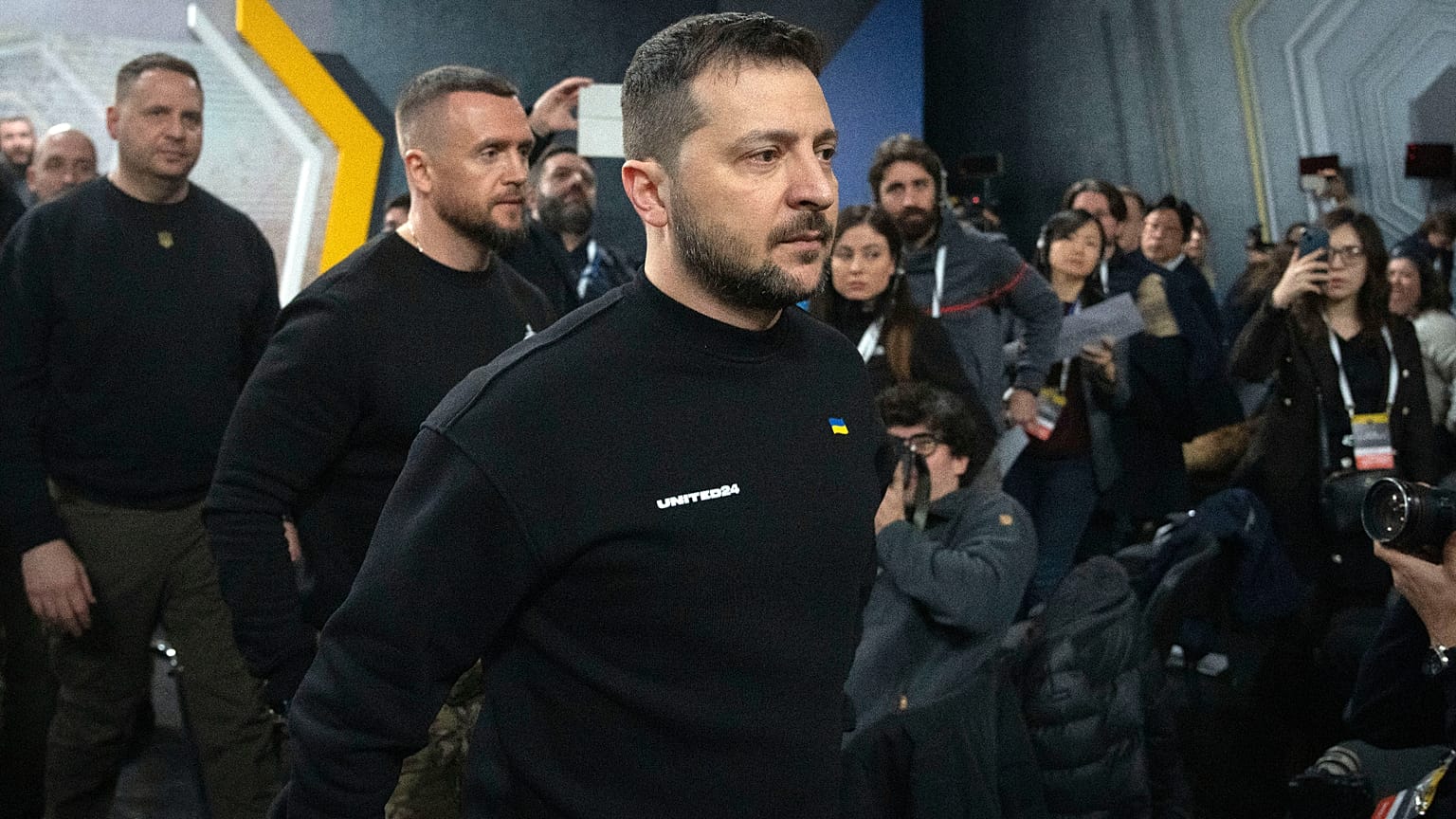 Le président ukrainien Volodymyr Zelensky quitte une conférence de presse à Kyiv, en Ukraine, le 24 février 2023.