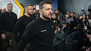 Le président ukrainien Volodymyr Zelensky quitte une conférence de presse à Kyiv, en Ukraine, le 24 février 2023.