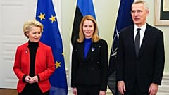 De gauche à droite : Ursula von der Leyen, Kaja Kallas et Jens Stoltenberg, à RTallinn, en Estonie, le 24 février 2023.