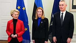 De gauche à droite : Ursula von der Leyen, Kaja Kallas et Jens Stoltenberg, à RTallinn, en Estonie, le 24 février 2023.