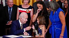Biden gyakran ajándékozza el a tollakat, amikkel aláír egy-egy ceremónián