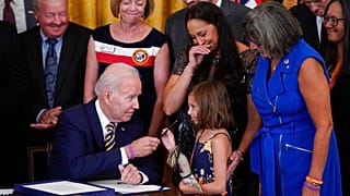 Biden gyakran ajándékozza el a tollakat, amikkel aláír egy-egy ceremónián