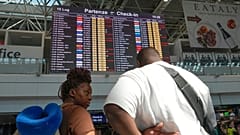 Yolcular, havaalanları yer personelinin ülke çapındaki grevi sırasında uçuşlar için check-in saatlerini ve Roma'nın Fiumicino Havaalanı'ndaki check-in hizmetlerini inceliyor.