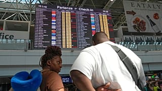 Οι επιβάτες εξετάζουν τις ώρες check-in για τις πτήσεις κατά τη διάρκεια της πανελλαδικής απεργίας του προσωπικού εδάφους των αεροδρομίων και των υπηρεσιών check-in στο αεροδρόμιο Fiumicino της Ρώμης.