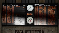 Un panneau d'affichage montre des trains annulés lors d'une grève nationale des transports, à Milan, Italie, vendredi 8 novembre 2024.