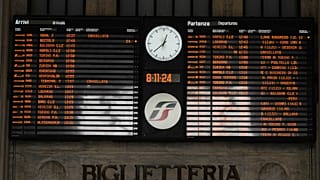 Un panneau d'affichage montre des trains annulés lors d'une grève nationale des transports, à Milan, Italie, vendredi 8 novembre 2024.