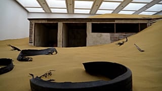 Exposición de Mike Nelson en la Hayward Gallery, Londres.