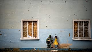 Граффити на стене со следами от осколков в Буче