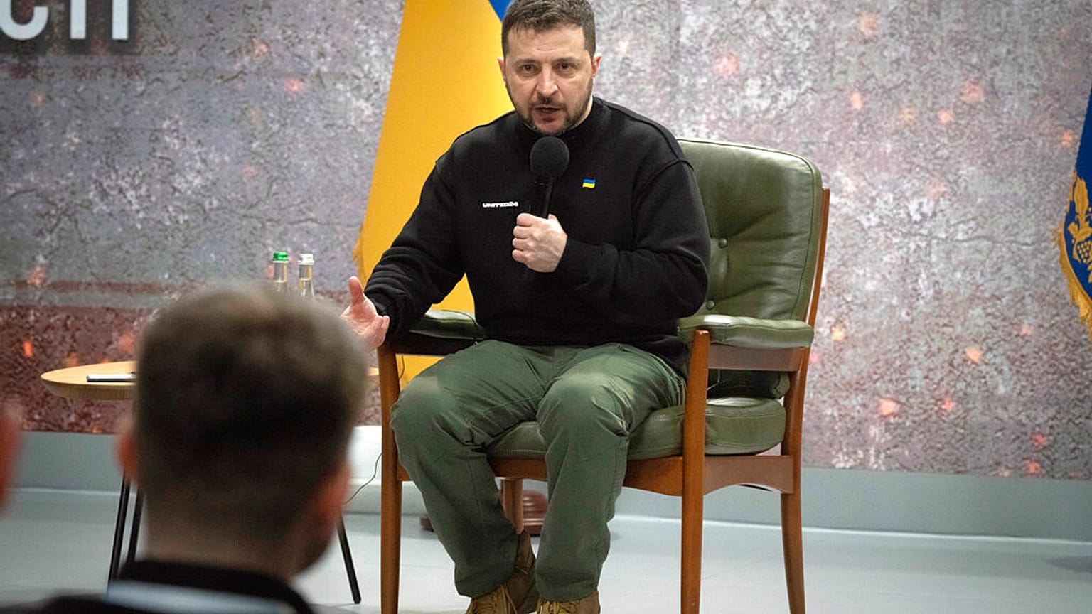 Volodímir Zelenski durante la rueda de prensa de este viernes