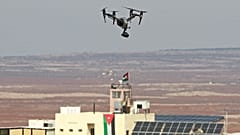 طائرة أردنية بدون طيار تحلق فوق نقطة مراقبة على طول الحدود مع سوريا - أرشيف