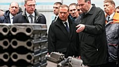 Dimitri Medvedev 9 Şubat'ta Omsk kentindeki Nakliye Mühendisliği Tesisi'ndeki üretimi denetledi