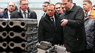 Dimitri Medvedev 9 Şubat'ta Omsk kentindeki Nakliye Mühendisliği Tesisi'ndeki üretimi denetledi
