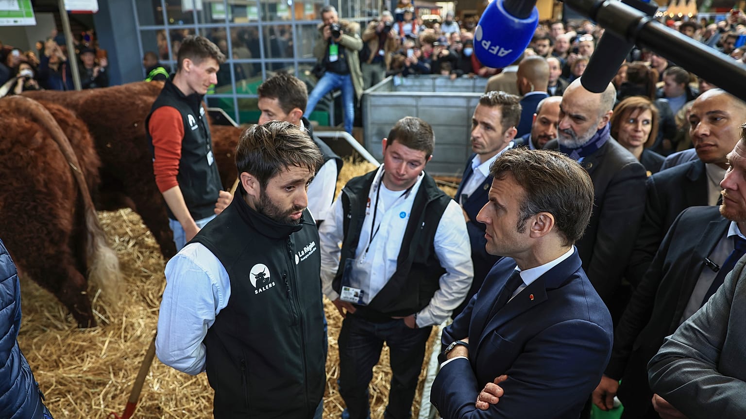 El presidente Emmanuel Macron se reúne con agricultores mientras visita la Feria Internacional de Agricultura durante la jornada inaugural en París, el 25 de febrero d