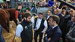 El presidente Emmanuel Macron se reúne con agricultores mientras visita la Feria Internacional de Agricultura durante la jornada inaugural en París, el 25 de febrero d