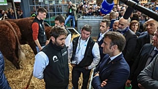 El presidente Emmanuel Macron se reúne con agricultores mientras visita la Feria Internacional de Agricultura durante la jornada inaugural en París, el 25 de febrero d