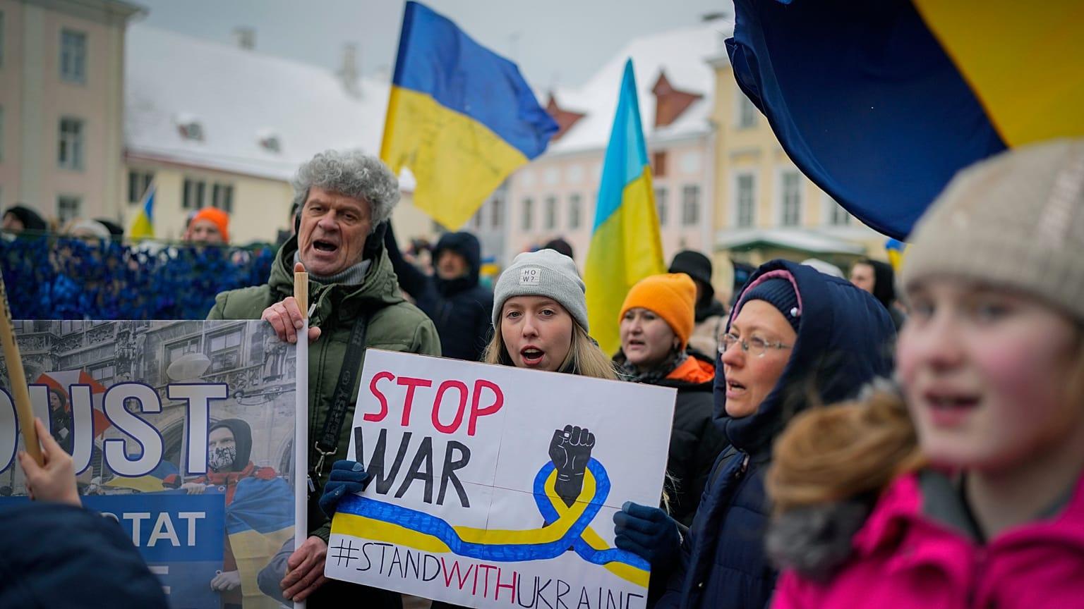Észtországban ukránok énekeltek a háború kitörésének évfordulójára szervezett demonstráción