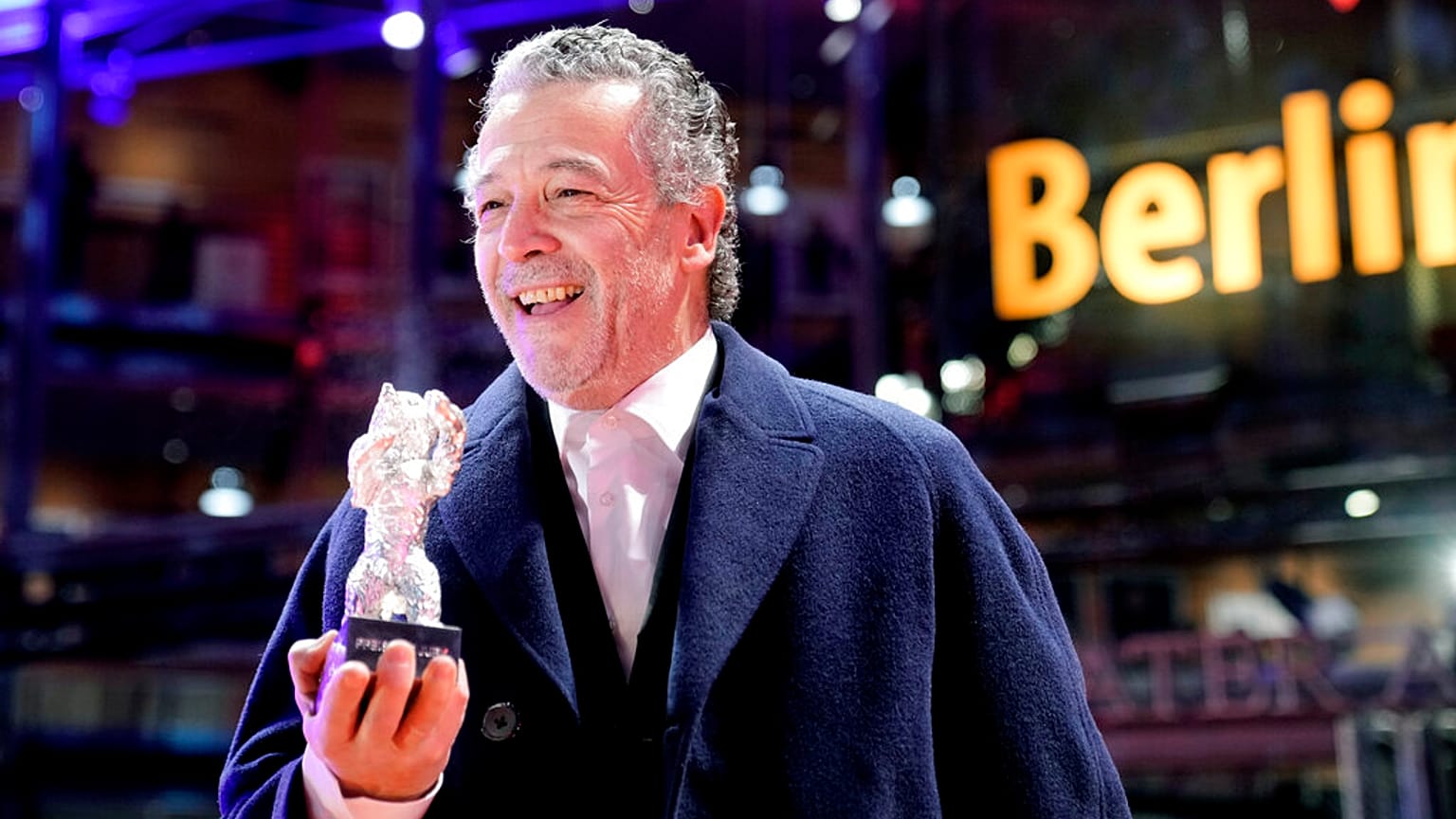 João Canijo, realizador e argumentista, apresenta o Urso de Prata do Júri para o filme "Mal Viver" após a cerimónia de entrega de prémios da Berlinale