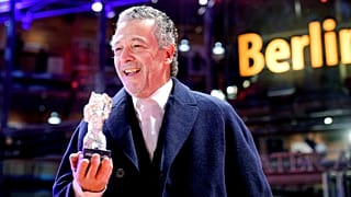 João Canijo, realizador e argumentista, apresenta o Urso de Prata do Júri para o filme "Mal Viver" após a cerimónia de entrega de prémios da Berlinale