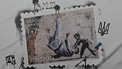 الإطاحة أرضاً بالرئيس الروسي فلاديمير بوتين في رسم لبانكسي. 