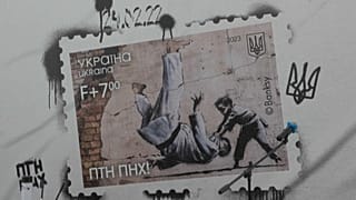 الإطاحة أرضاً بالرئيس الروسي فلاديمير بوتين في رسم لبانكسي. 