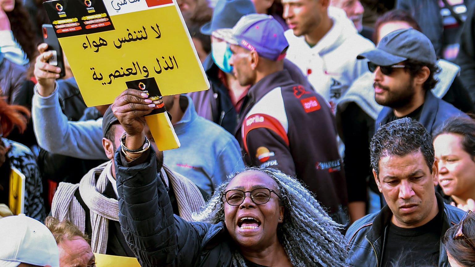 متظاهرة ترفع شعارا ضد العنصرية في العاصمة تونس. 2023/02/25