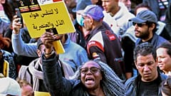 متظاهرة ترفع شعارا ضد العنصرية في العاصمة تونس. 2023/02/25
