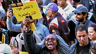 متظاهرة ترفع شعارا ضد العنصرية في العاصمة تونس. 2023/02/25