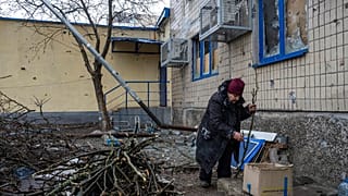 Emilia Budskaya, die beschlossen hat, in der Stadt zu bleiben, heizt mit Ästen ihren Keller in der Frontstadt Wuhledar