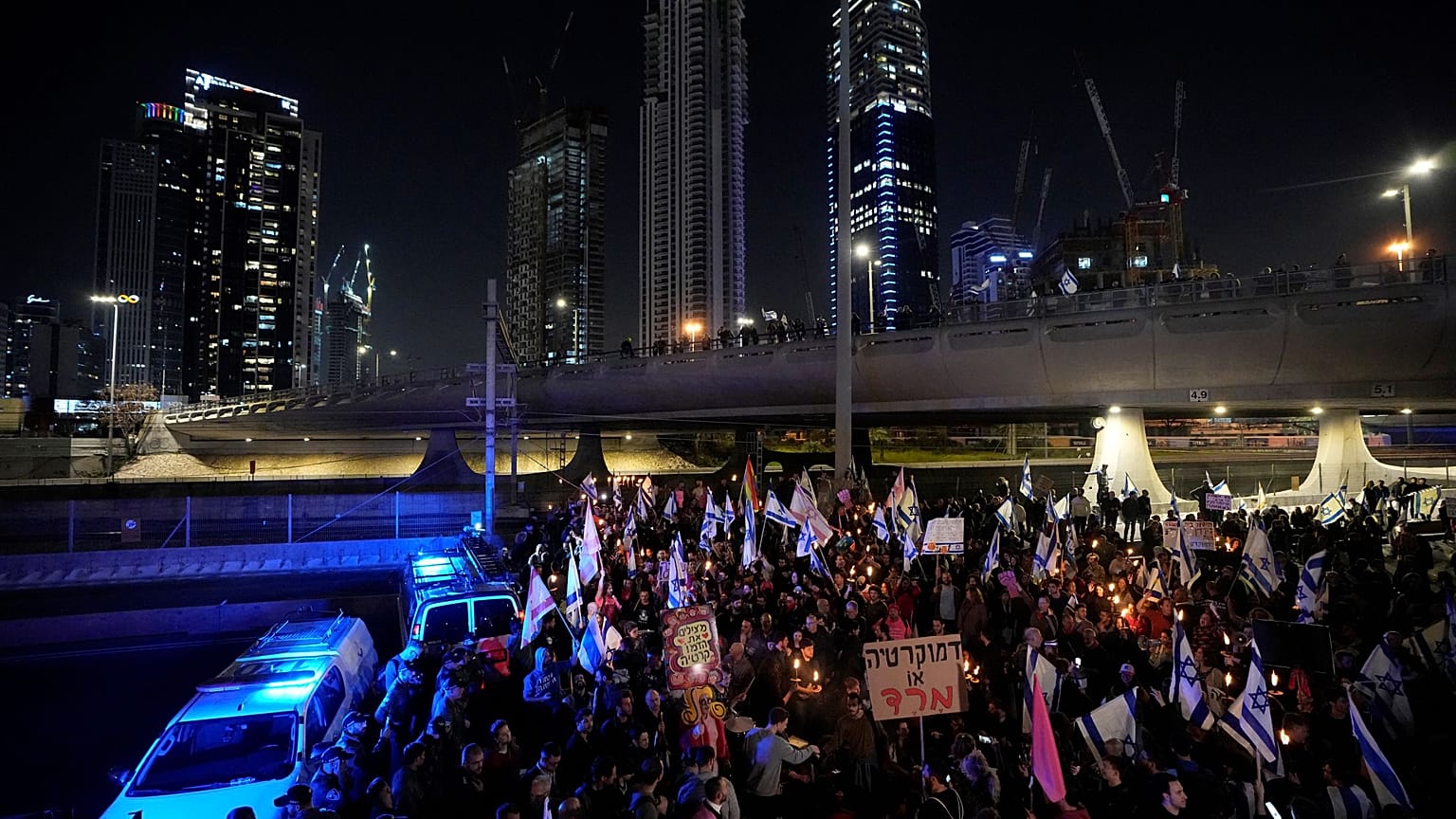 متظاهرون إسرائيليون يقطعون طريقا سيارة احتجاجا على تعديل للنظام القضائي. تل أبيب. 2023/02/25
