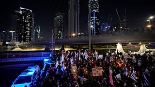 متظاهرون إسرائيليون يقطعون طريقا سيارة احتجاجا على تعديل للنظام القضائي. تل أبيب. 2023/02/25
