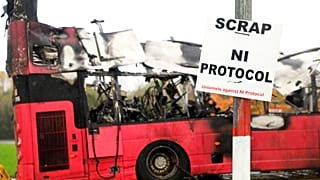 Το Πρωτόκολλο της Β. Ιρλανδίας προκάλεσε σφοδρές αντιδράσεις από τους «πιστούς» της Β. Ιρλανδίας, που κατηγορούνται ότι έκαψαν αυτό το λεωφορείο σε κινητοποιήσεις