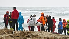 Dutzende Leichen werden nach einer weiteren Tragödie vor der italienischen Küste geborgen