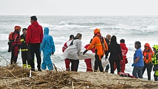 Hajótörés a dél-olaszországi Calabria partjainál 