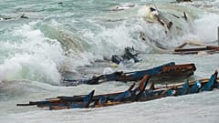 Los restos de una embarcación volcada en una playa cerca de Cutro, en el sur de Italia, el domingo 26 de febrero de 2023. 
